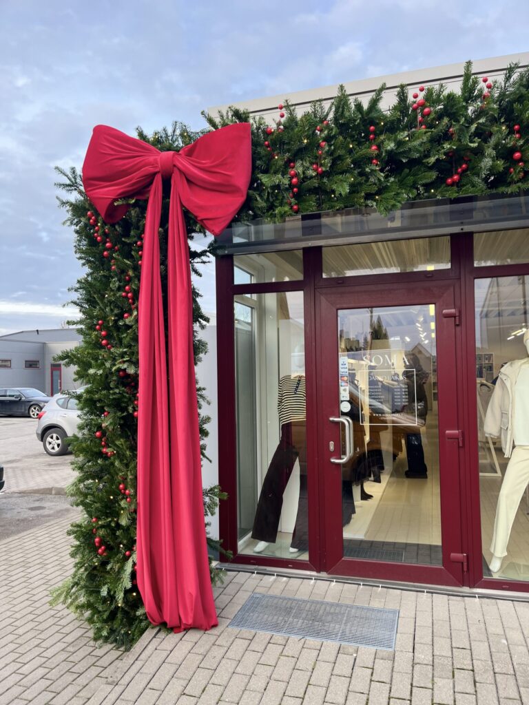 Kalėdinis fasado dekoras „Prabangus kaspinas“