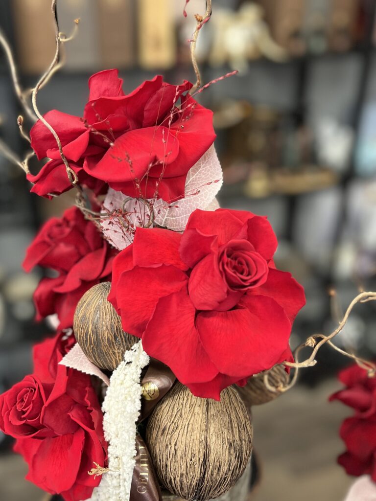 Miegančių rožių kompozicija – „Raudonasis aksomas“ - Image 7